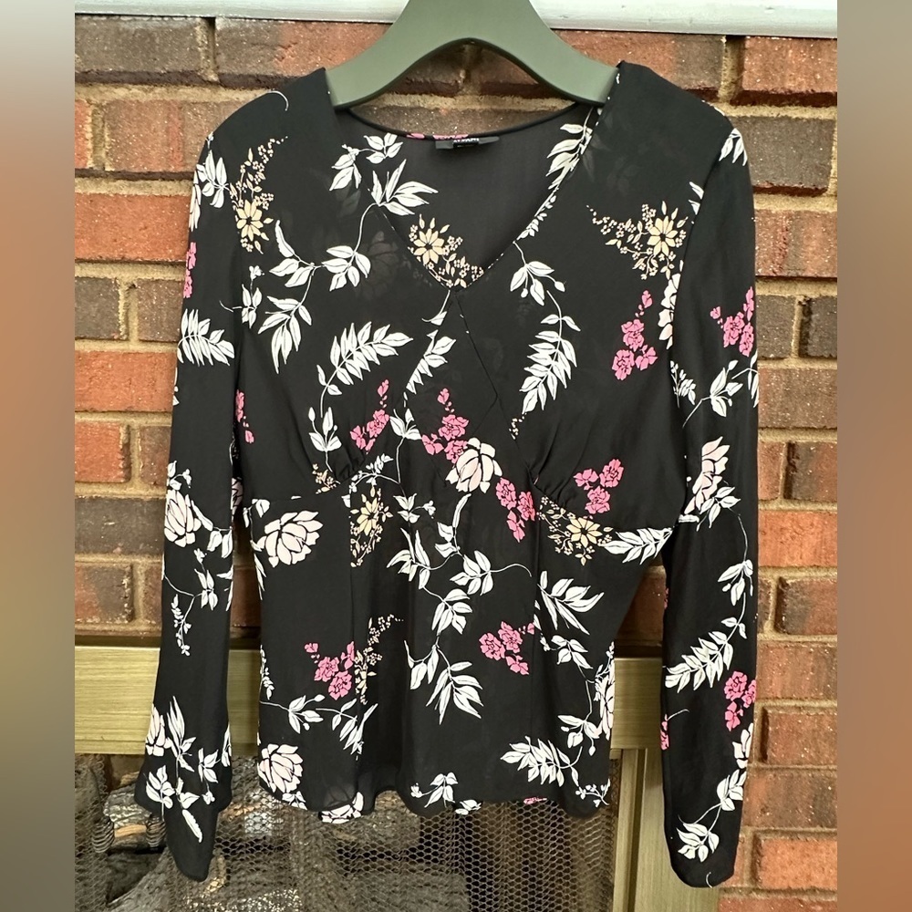 🛍️ black floral v-neck blouse